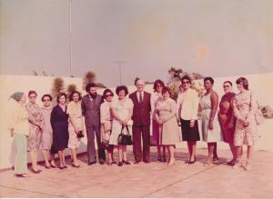 Neste registro, vê-se Tadeu Valadares, o quinto da esquerda para a direita chamando também a atenção pelo uso de barbas longas, posando para foto ao lado das funcionárias que trabalhava na chancelaria brasileira em Assunção, Paraguai. O outro homem que faz parte da foto, no centro da imagem, é o embaixador brasileiro em Assunção, o general Fernando Belfort Bethlen.